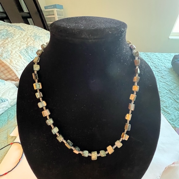 Simple grey shell necklace 20” L - Picture 4 of 6